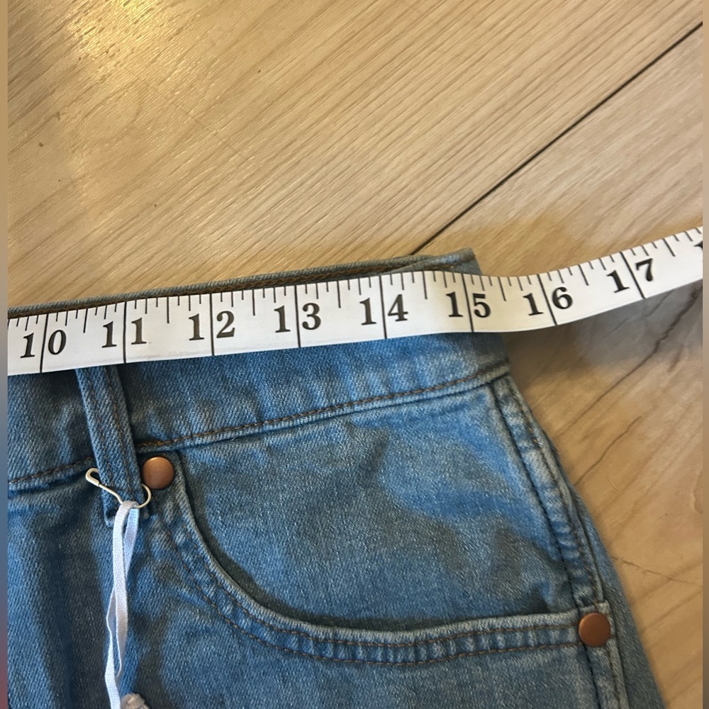 WRANGLER X WHATABURGER REWORKED SHORT

Wrangler Jean shorts - Picture 7 of 11